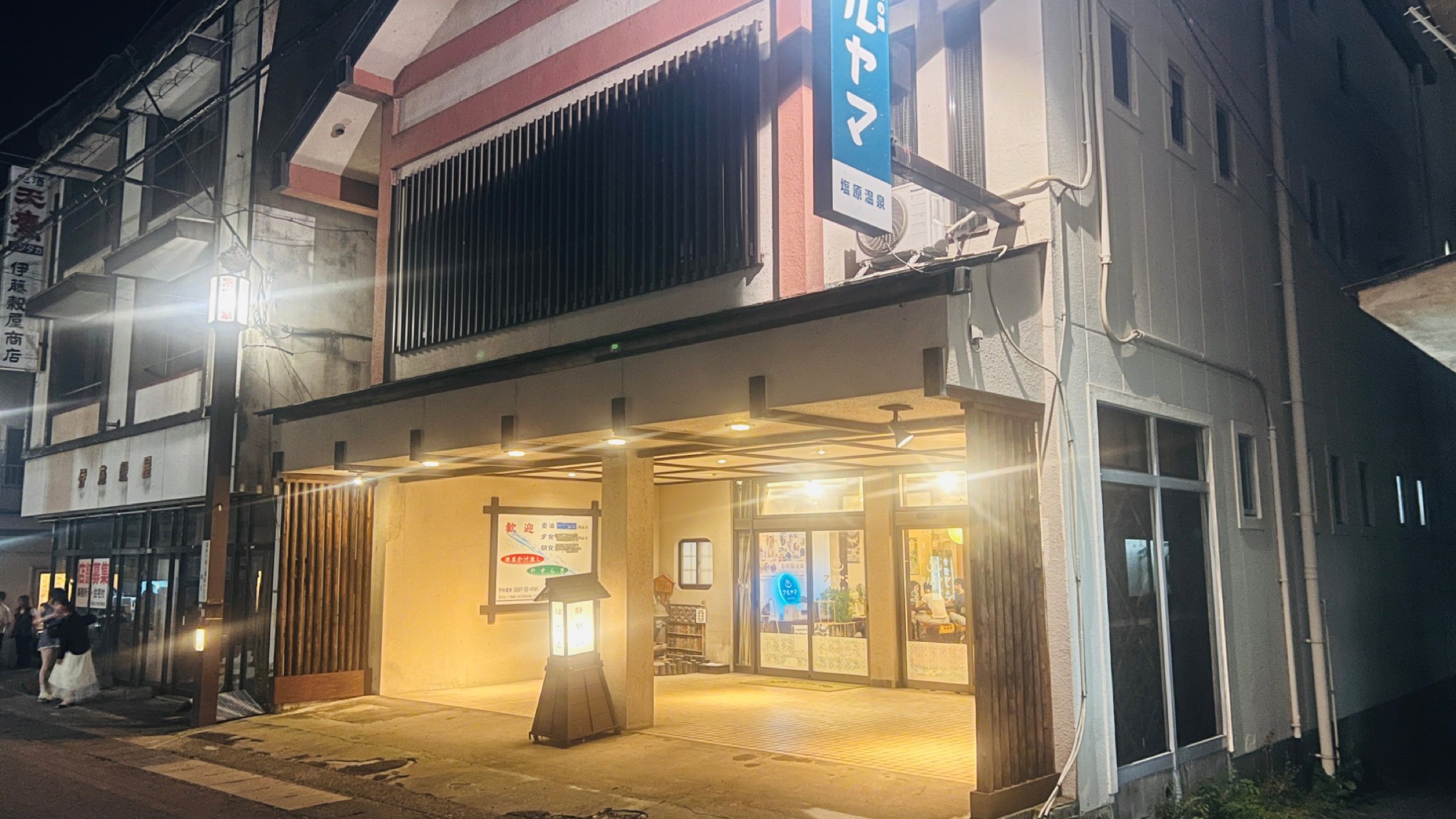 夜、灯りに包まれたフルヤマの正面外観