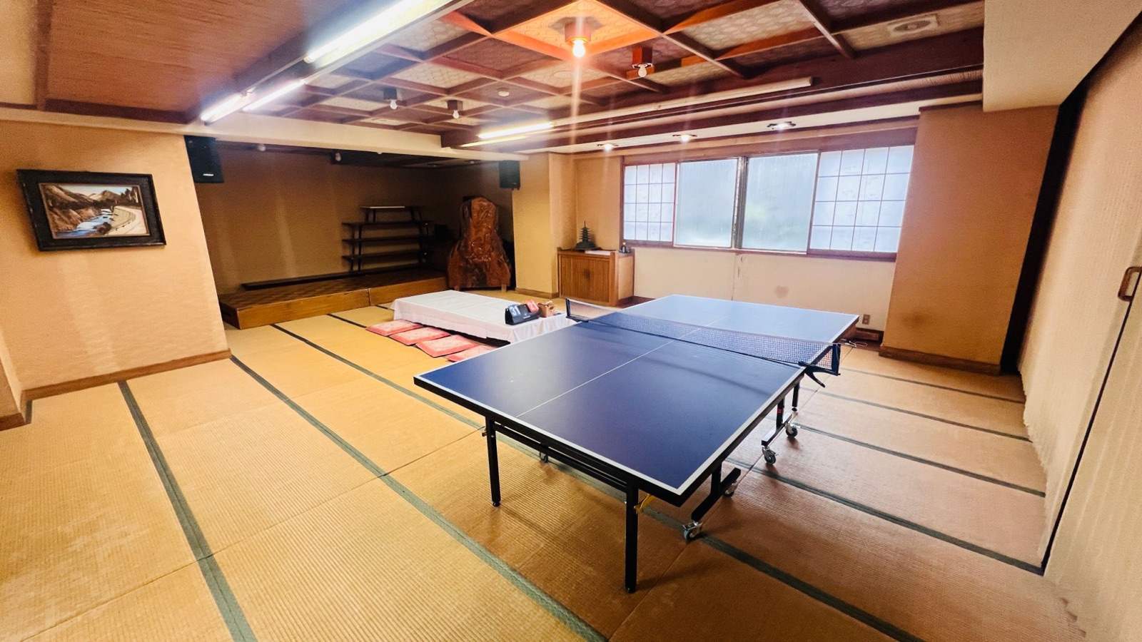 座敷に設置された卓球台のある館内施設