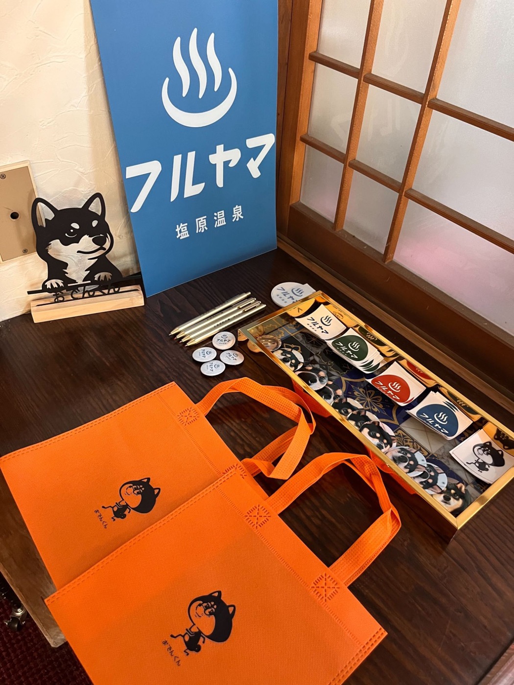 おでんくんのオリジナルグッズ。うちわやステッカー、缶バッジ、トートバッグなど