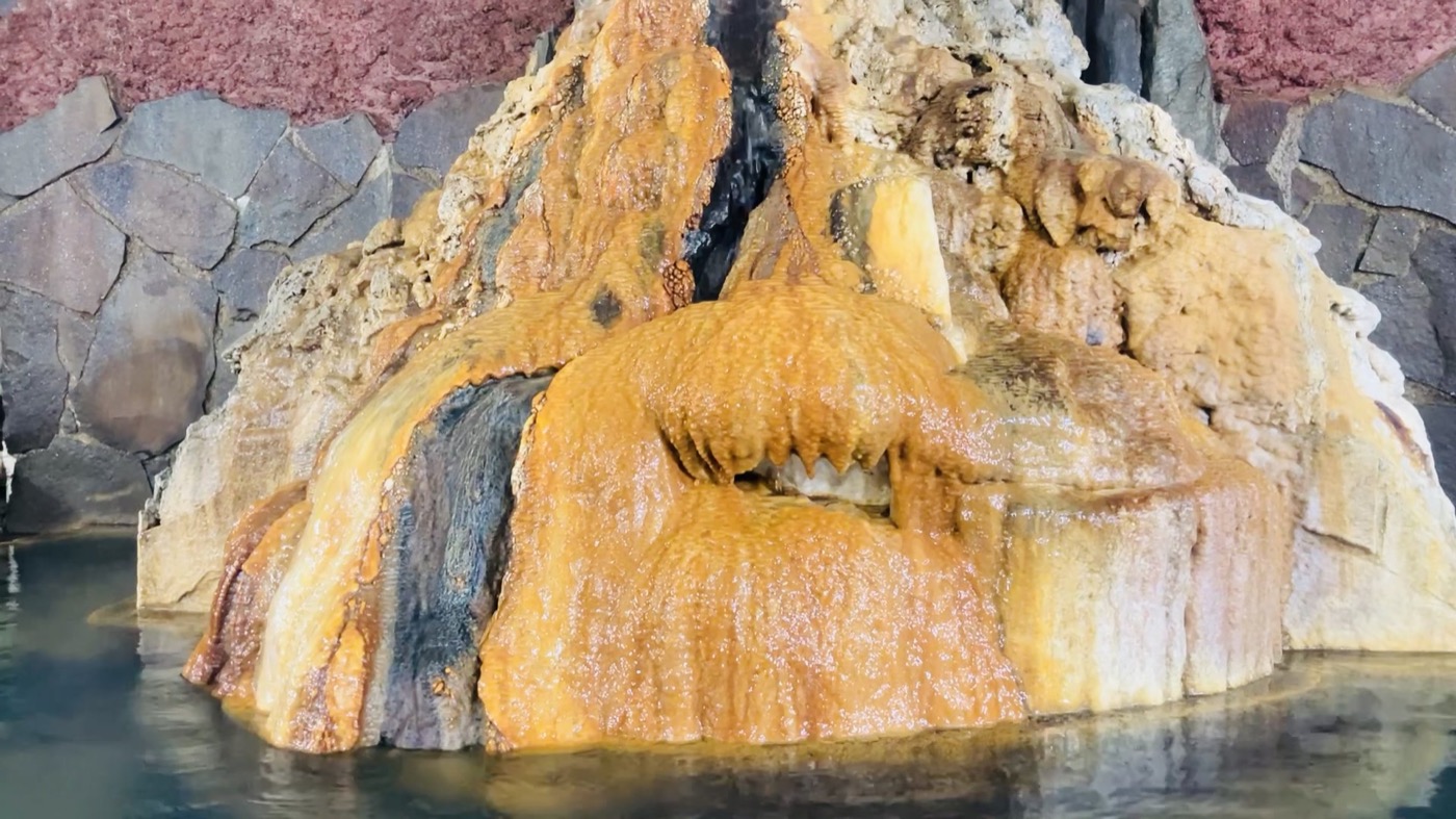 モンスター湯の華を流れる温泉のクローズアップ